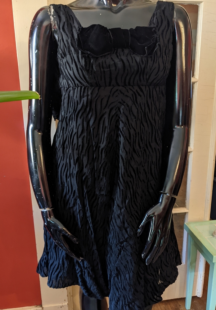 💥Host Pick💥Late 60s/early 70s vintage velvet burnout babydoll dress